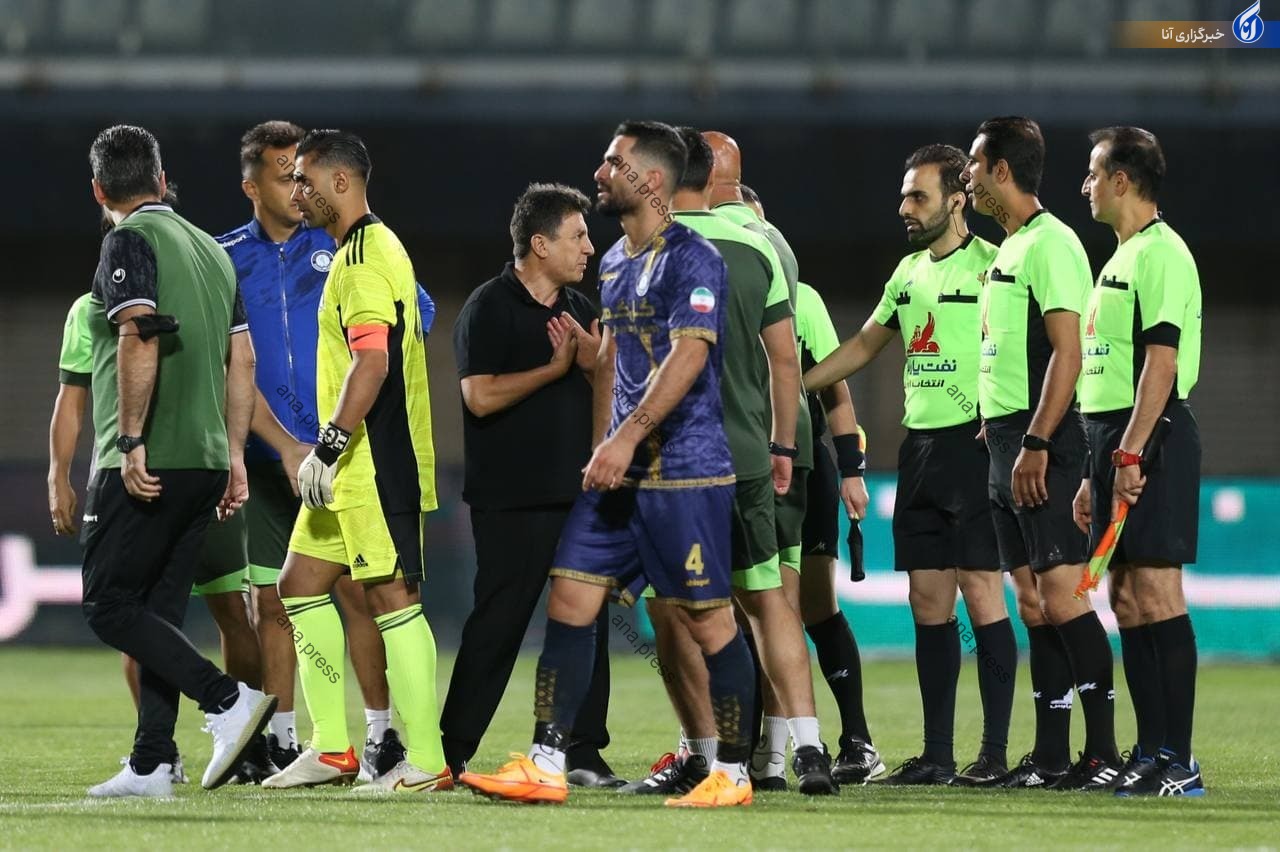 اعتراض متفاوت قلعه‌نویی به داور دیدار گل‌گهر - استقلال