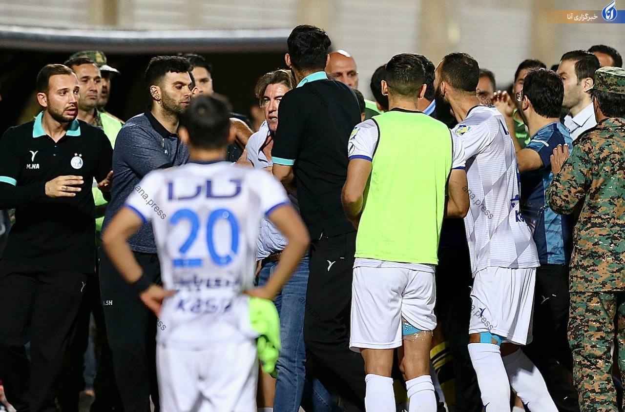 تلاش های دسته جمعی برای مهار خشم ساپینتو+ تصاویر تلاش های دسته جمعی برای مهار خشم ساپینتو+ تصاویر