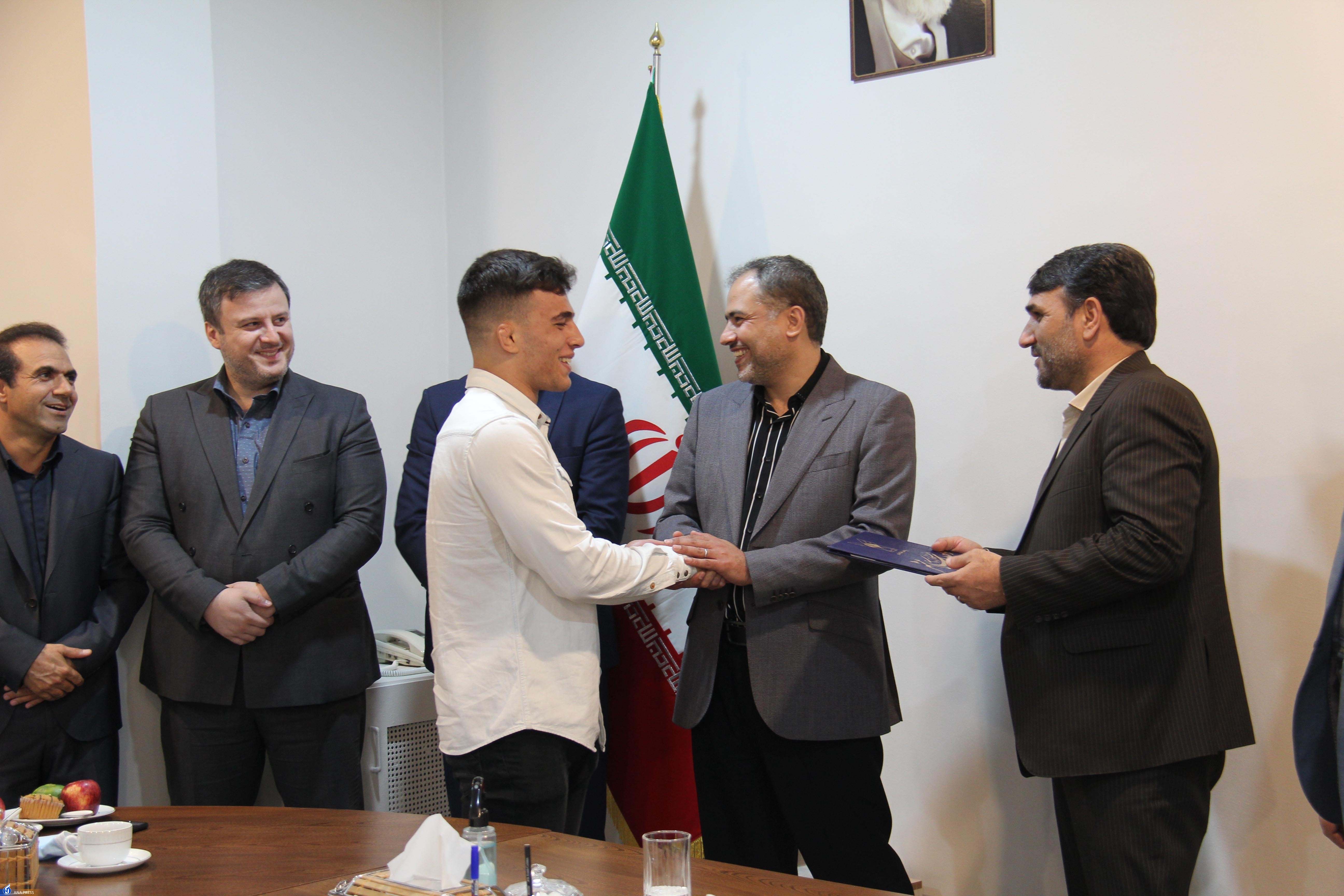 ۷ قهرمان ورزشی ملی و بینالمللی تجلیل شدند ۷ قهرمان ورزشی ملی و بینالمللی تجلیل شدند