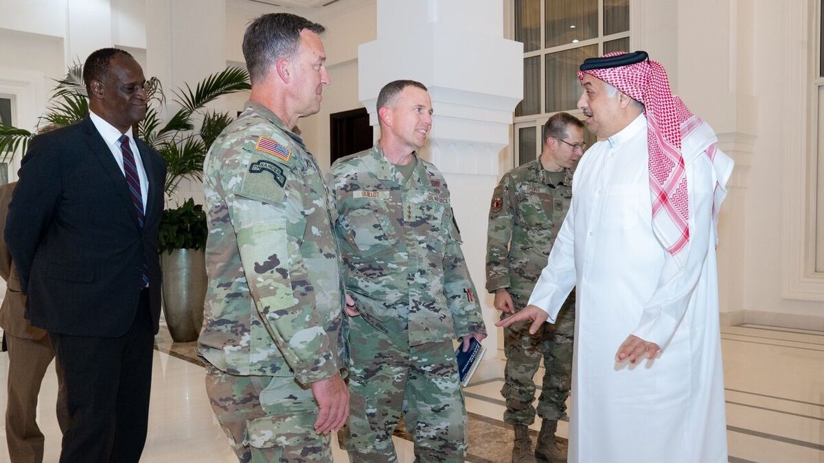 وزیر دفاع قطر و فرمانده سنتکام دیدار کردند