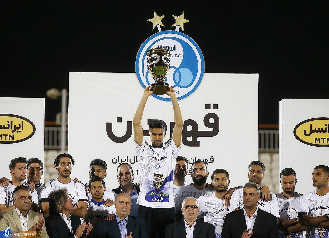 لحظه بالا رفتن کاپ قهرمانی توسط کاپیتان استقلال+ تصاویر