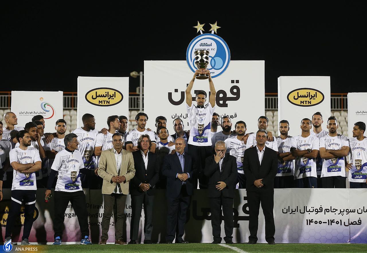 لحظه بالا رفتن کاپ قهرمانی توسط کاپیتان استقلال+ تصاویر لحظه بالا رفتن کاپ قهرمانی توسط کاپیتان استقلال+ تصاویر