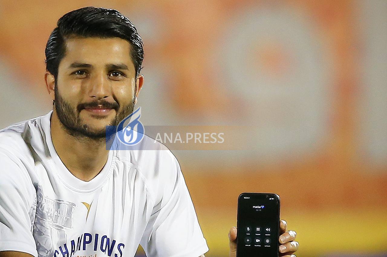 اقدام جالب توجه مدافع استقلال در جشن قهرمانی+ تصاویر اقدام جالب توجه مدافع استقلال در جشن قهرمانی+ تصاویر