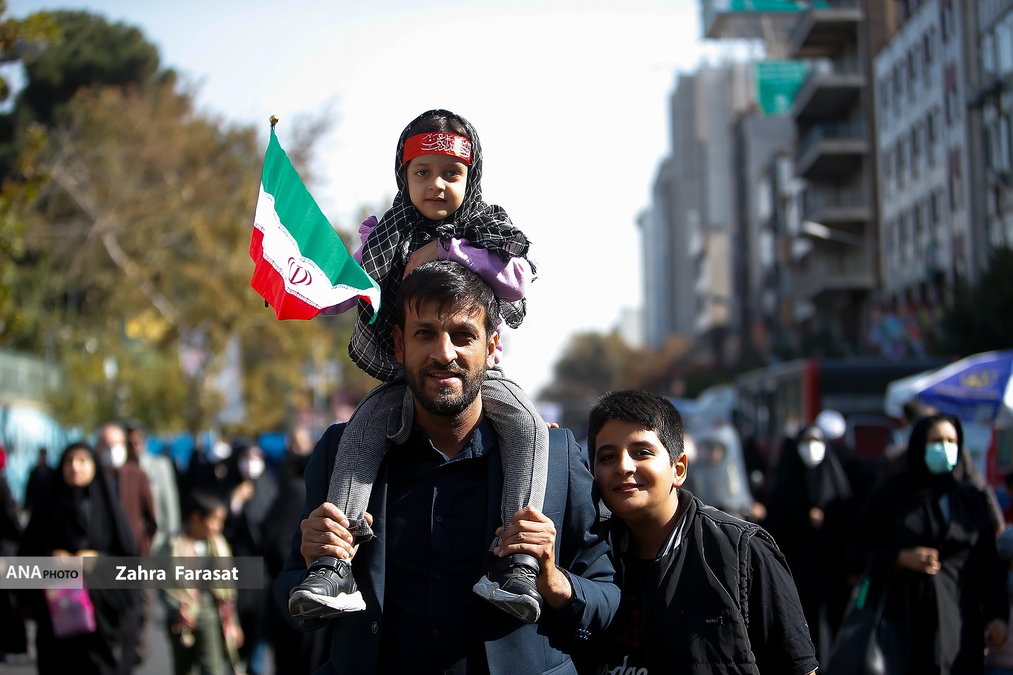 ملت، ما هستیم نه آن‌ها که به خیابان می‌آیند و بانک آتش می‌زنند