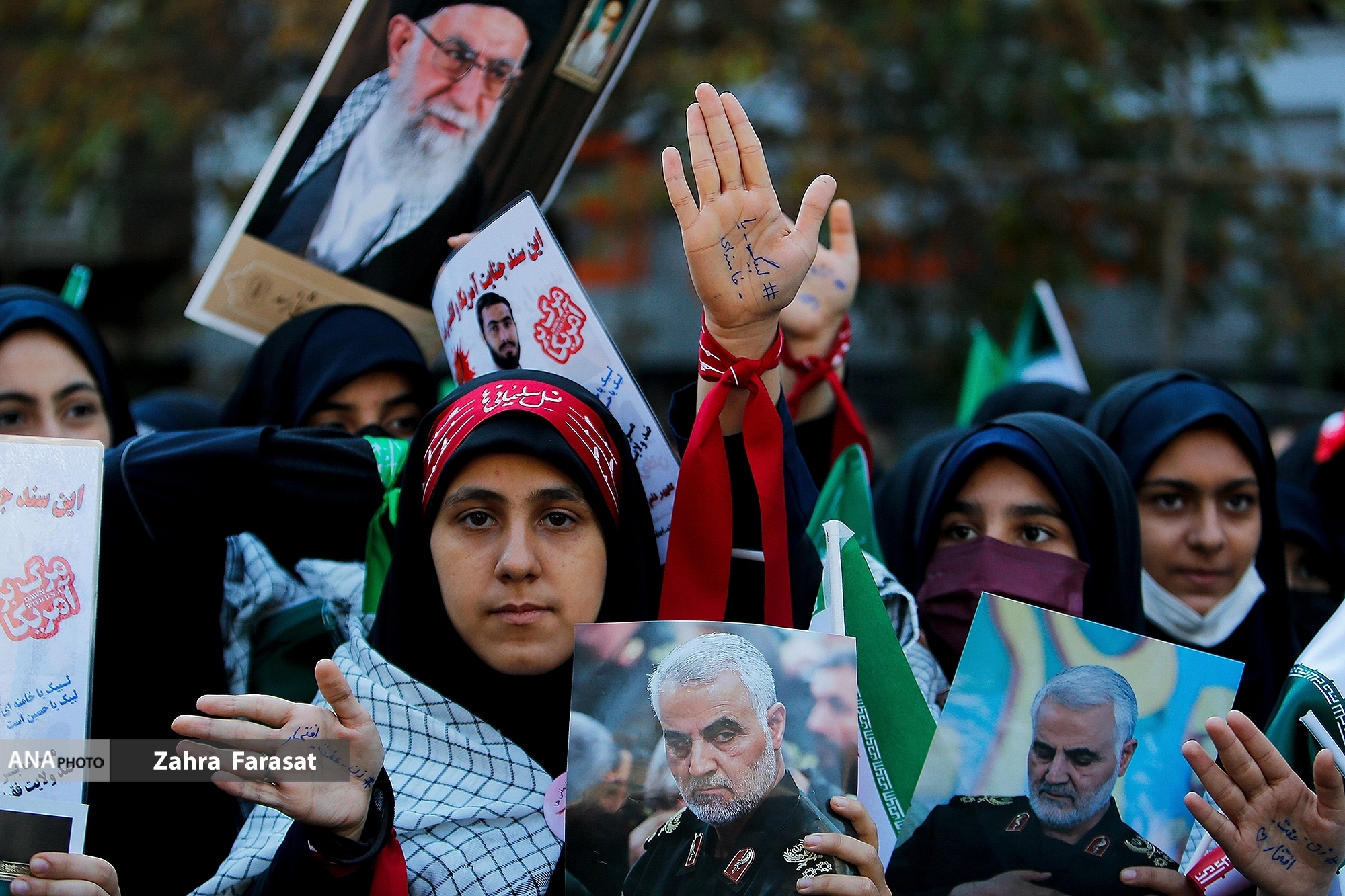 ملت، ما هستیم نه آنها که به خیابان میآیند و بانک آتش میزنند ملت، ما هستیم نه آنها که به خیابان میآیند و بانک آتش میزنند