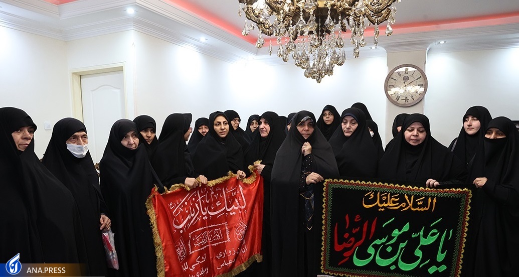 هدیه ویژه مادر شهید «آرمان علی‌وردی» به دو دختر جوان