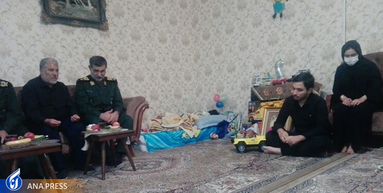 فرمانده نیروی دریایی سپاه از جانباز خردسال حادثه شاهچراغ عیادت کرد
