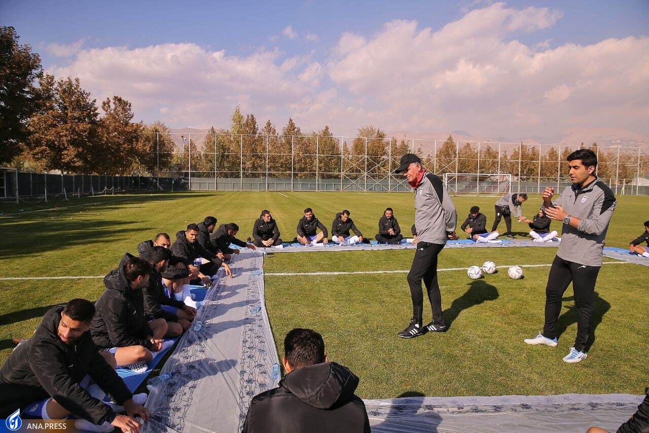 اقدام جالب توجه کیروش؛ اعضای تیم ملی در زمین چمن نهار خوردند+تصاویر اقدام جالب توجه کیروش؛ اعضای تیم ملی در زمین چمن نهار خوردند+تصاویر