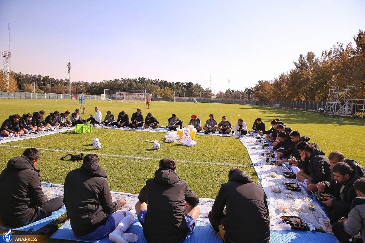 اقدام جالب توجه کی‌روش؛  اعضای تیم ملی در زمین چمن نهار خوردند+تصاویر