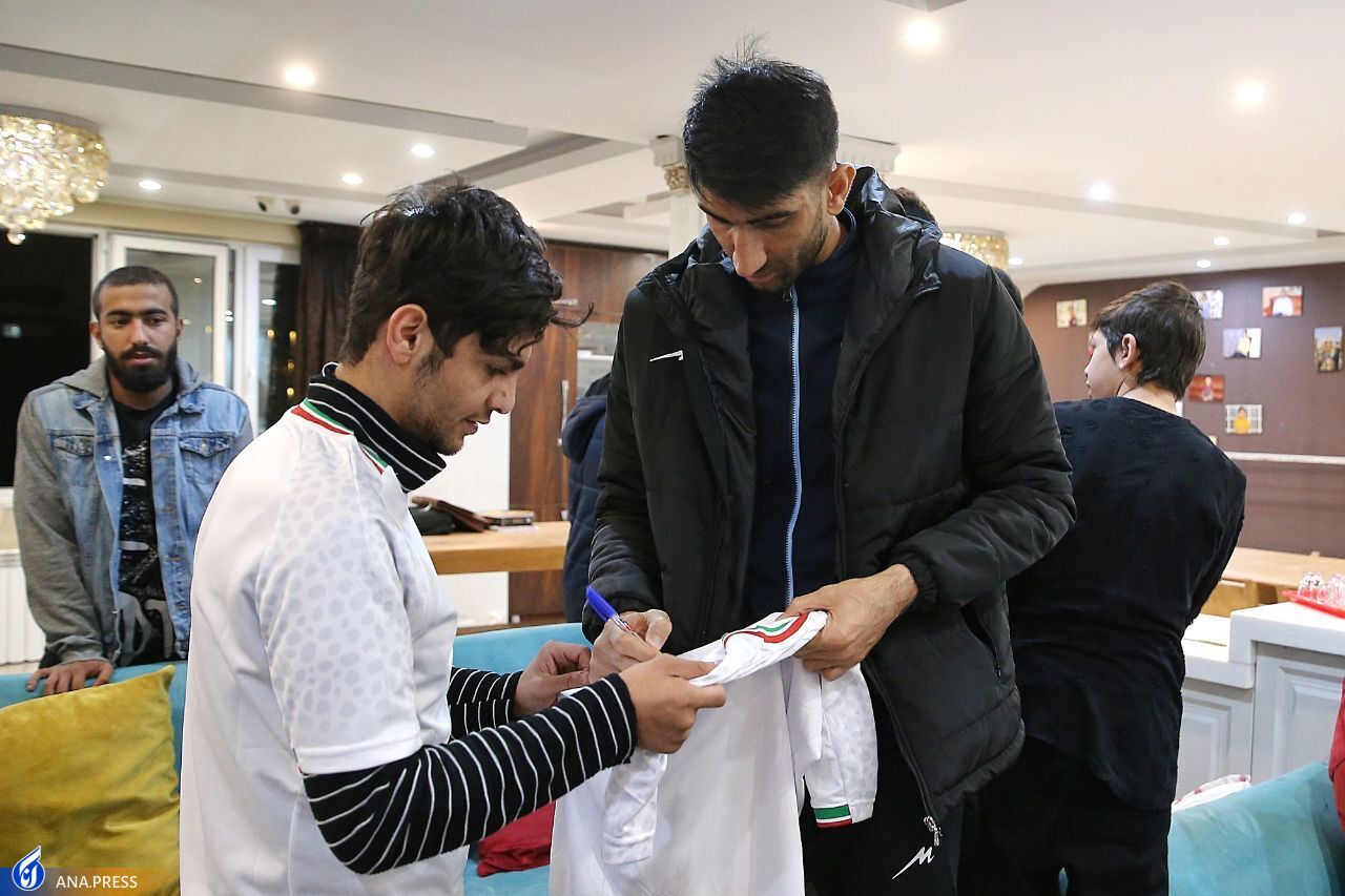 حضور سرزده کی‌روش و بازیکنان تیم ملی در خیریه بهشت امام رضا+تصاویر