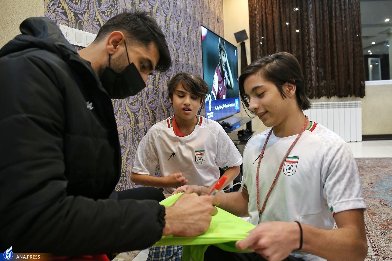 حضور سرزده کی‌روش و بازیکنان تیم ملی در خیریه بهشت امام رضا+تصاویر