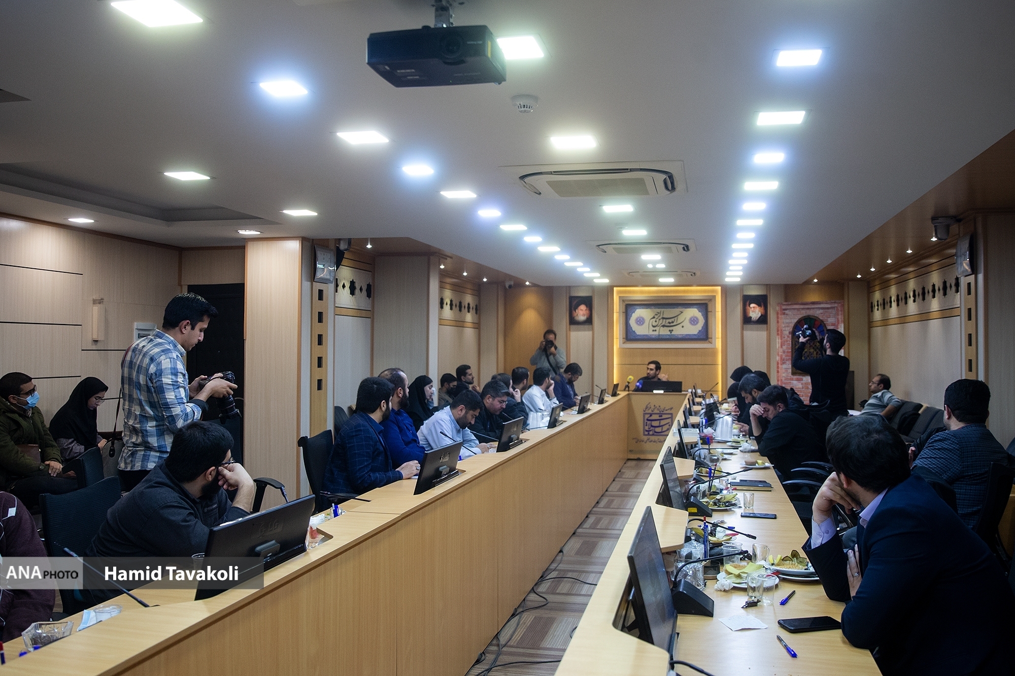 نمیخواستیم در «غیررسمی ۵» صرفاً روایتگر باشیم/ انتشار تصاویر نادیده از رهبر انقلاب در شهر زلزلهزده بم نمیخواستیم در «غیررسمی ۵» صرفاً روایتگر باشیم/ انتشار تصاویر نادیده از رهبر انقلاب در شهر زلزلهزده بم