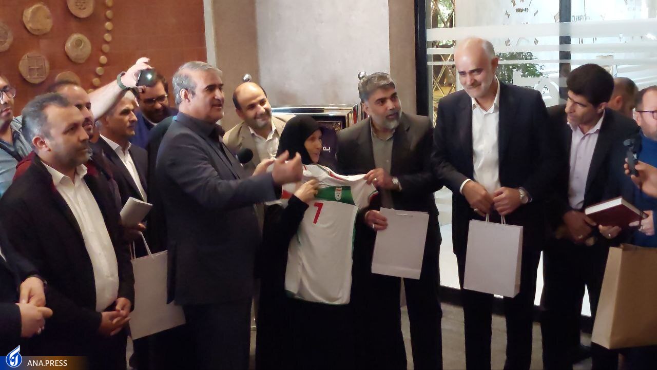 توصیههای ویژه به شاگردان کی روش و اهدای پیراهن شماره 7 به یک مادر شهید توصیههای ویژه به شاگردان کی روش و اهدای پیراهن شماره 7 به یک مادر شهید