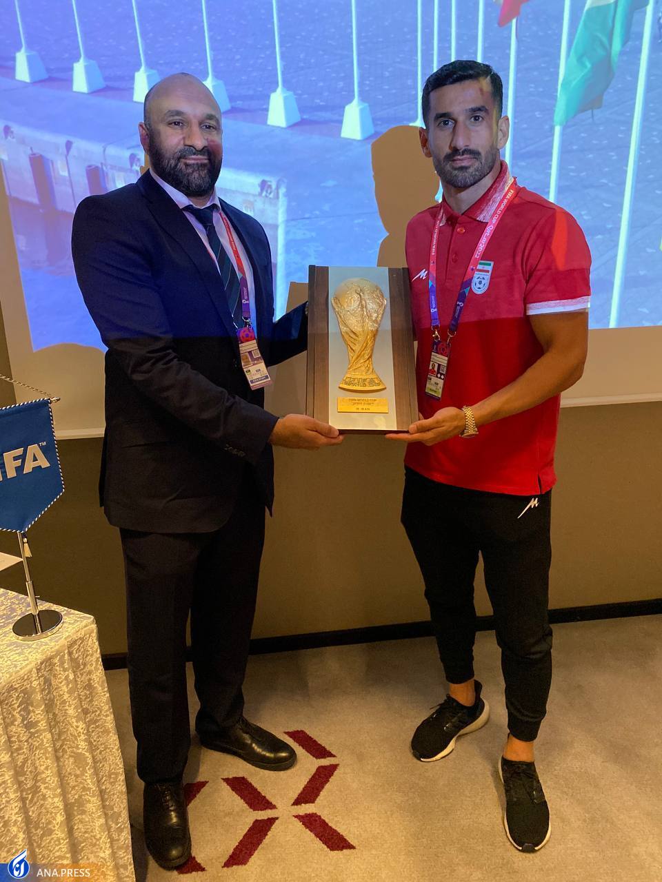 اهدای تابلوی ششمین حضور در جام جهانی در دستان حاج صفی+ عکس اهدای تابلوی ششمین حضور در جام جهانی در دستان حاج صفی+ عکس