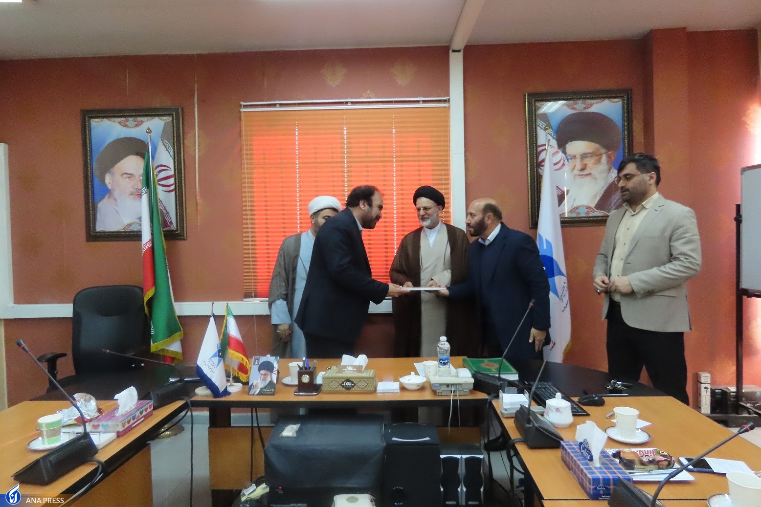 اندیشههای امام خمینی(ره) جهان شمول است/ کشورهای دنیا از ایران الگوبرداری میکنند اندیشههای امام خمینی(ره) جهان شمول است/ کشورهای دنیا از ایران الگوبرداری میکنند