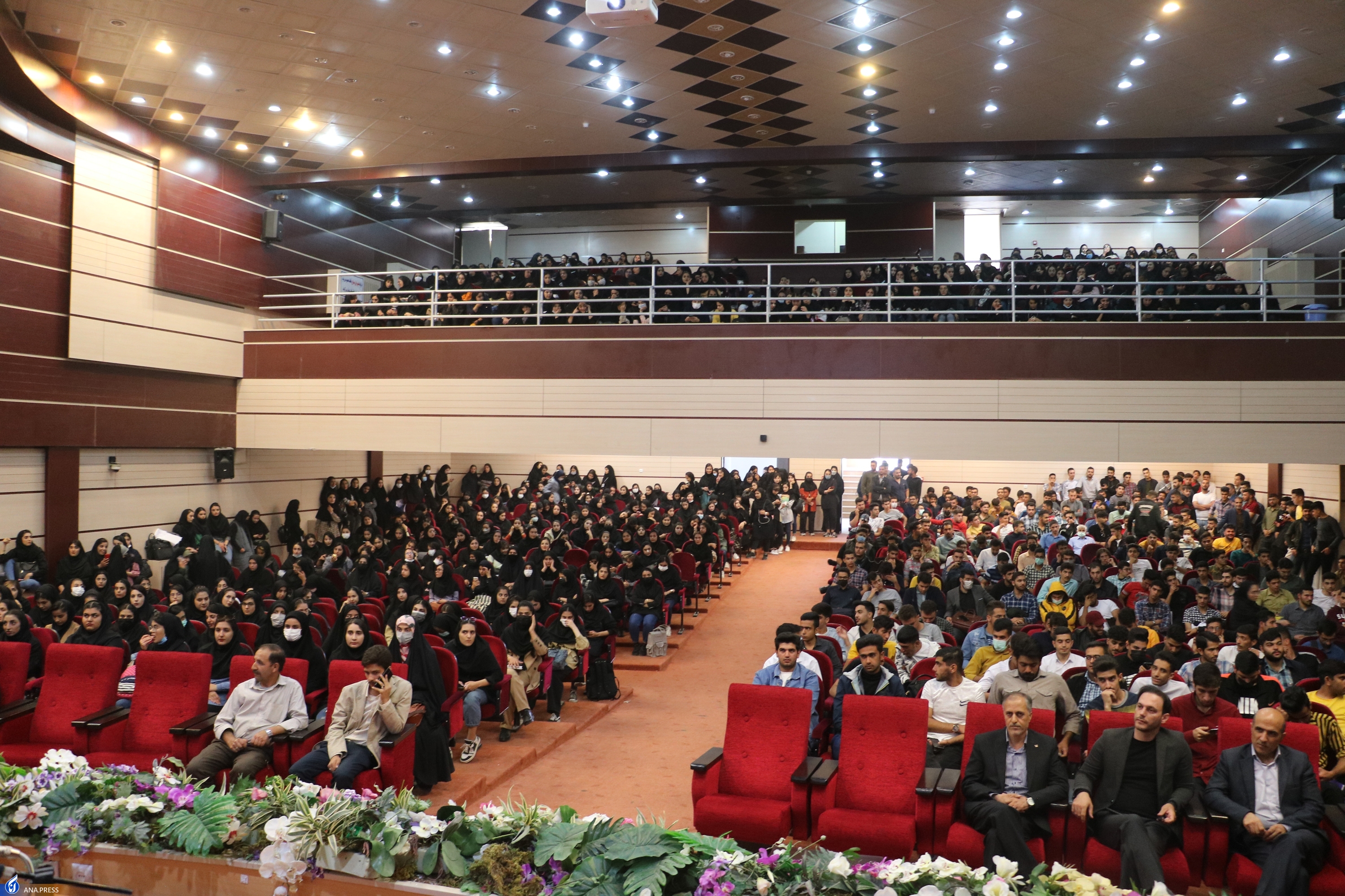 ۲۶۰۰ نودانشجو ورود به دانشگاه را جشن گرفتند ۲۶۰۰ نودانشجو ورود به دانشگاه را جشن گرفتند