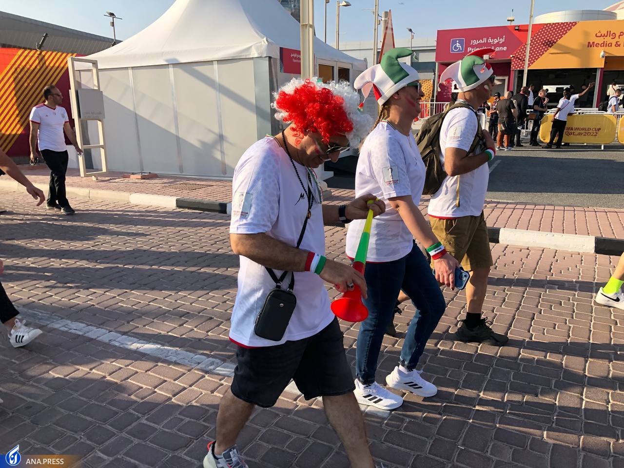 کری هواداران ایران و انگلیس پیش از بازی/ بلیط یک میلیون و پانصد هزار تومانی در بازار کری هواداران ایران و انگلیس پیش از بازی/ بلیط یک میلیون و پانصد هزار تومانی در بازار