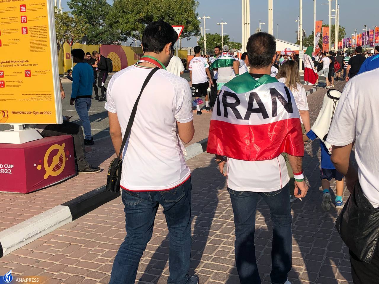 کری هواداران ایران و انگلیس پیش از بازی/ بلیط یک میلیون و پانصد هزار تومانی در بازار کری هواداران ایران و انگلیس پیش از بازی/ بلیط یک میلیون و پانصد هزار تومانی در بازار