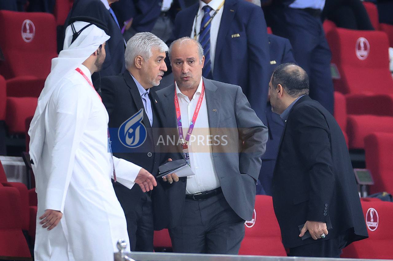 اعتراض شدید بازیکنان تیم ملی بعد از گل دوم انگلیس/ تاج و وزیر ورزش شاهد شکست تیم ملی+تصاویر