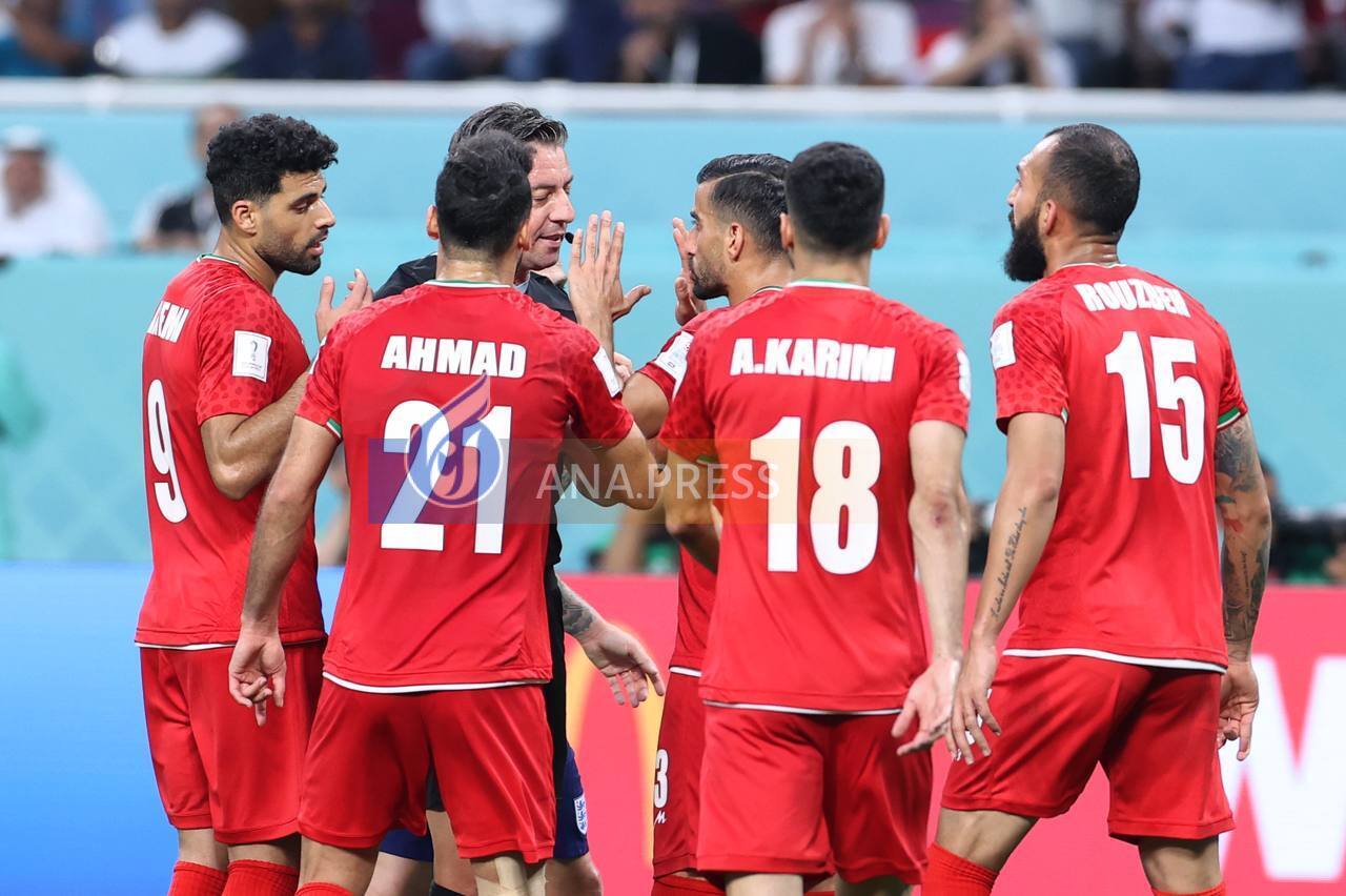 اعتراض شدید بازیکنان تیم ملی بعد از گل دوم انگلیس/ تاج و وزیر ورزش شاهد شکست تیم ملی+تصاویر اعتراض شدید بازیکنان تیم ملی بعد از گل دوم انگلیس/ تاج و وزیر ورزش شاهد شکست تیم ملی+تصاویر
