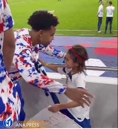 پیراهن بازی با ایران به هواداری کم سن هدیه شد+ تصاویر پیراهن بازی با ایران به هواداری کم سن هدیه شد+ تصاویر