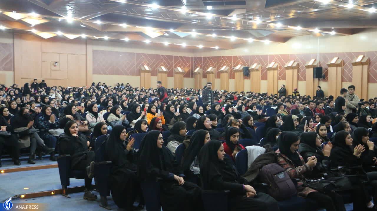 دانشجویان در خط مقدم مقابله با دشمن هستند دانشجویان در خط مقدم مقابله با دشمن هستند