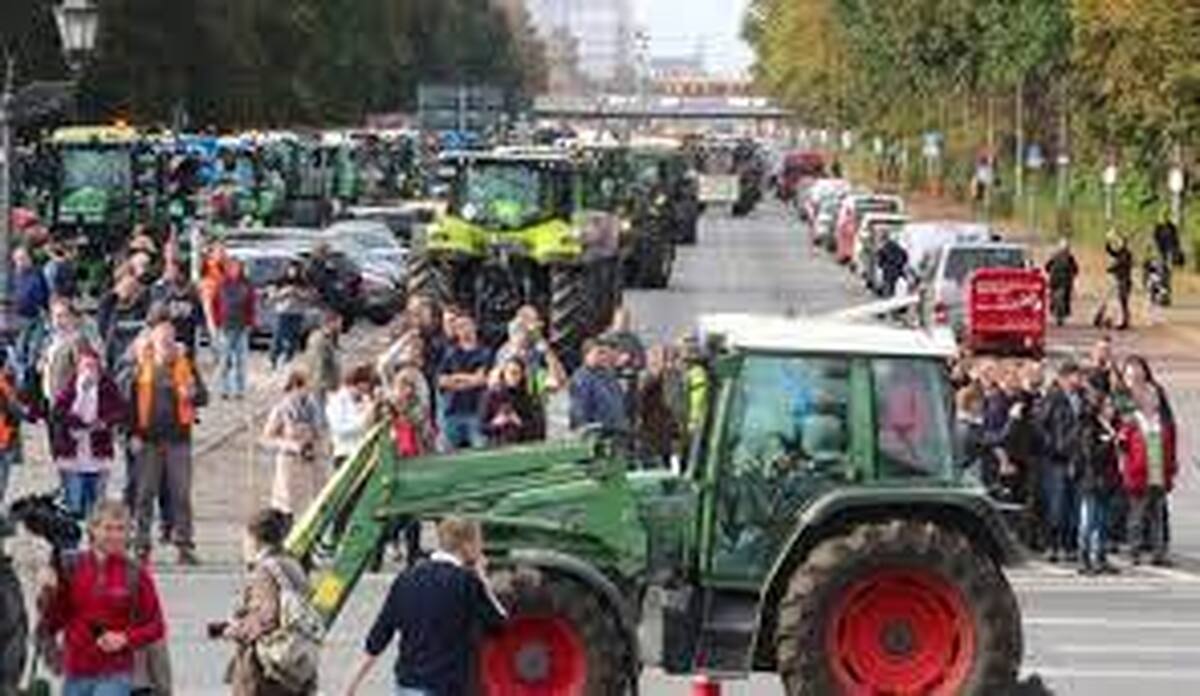 تظاهرات اعتراضی کشاورزان آلمانی با تراکتور‌ + فیلم