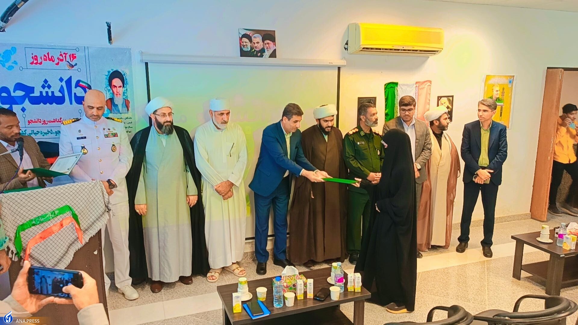 هیاهو در روز رونمایی از یک «بازمانده» و تعجب سلیمی‌نمین از درخواست دانشجویان + تصاویر