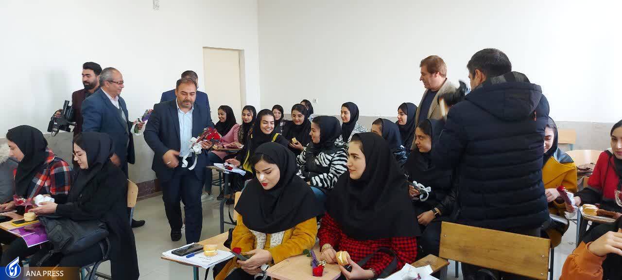 هیاهو در روز رونمایی از یک «بازمانده» و تعجب سلیمی‌نمین از درخواست دانشجویان + تصاویر