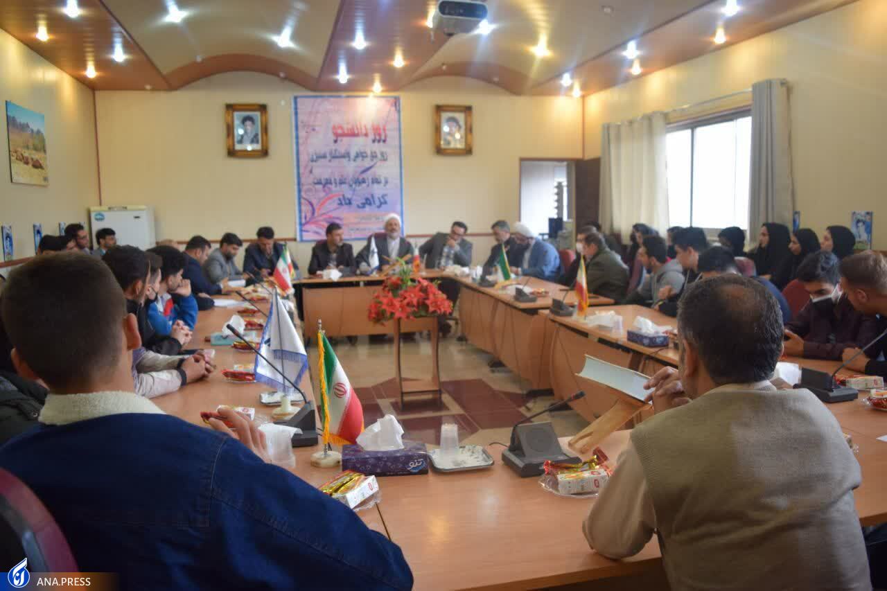 هیاهو در روز رونمایی از یک «بازمانده» و تعجب سلیمی‌نمین از درخواست دانشجویان + تصاویر