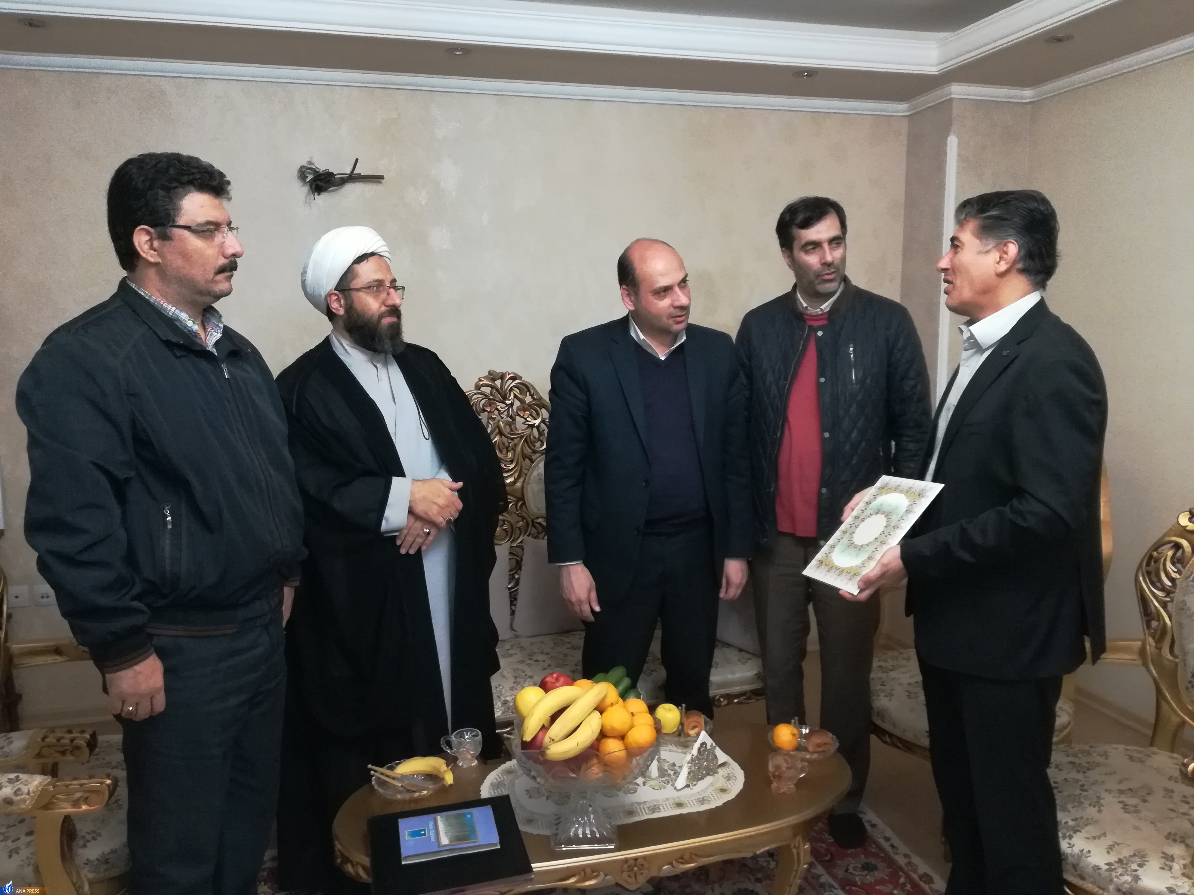 نگاه پرافتخار به شهدا ضامن بقای هویت انقلابی و ایرانی است نگاه پرافتخار به شهدا ضامن بقای هویت انقلابی و ایرانی است