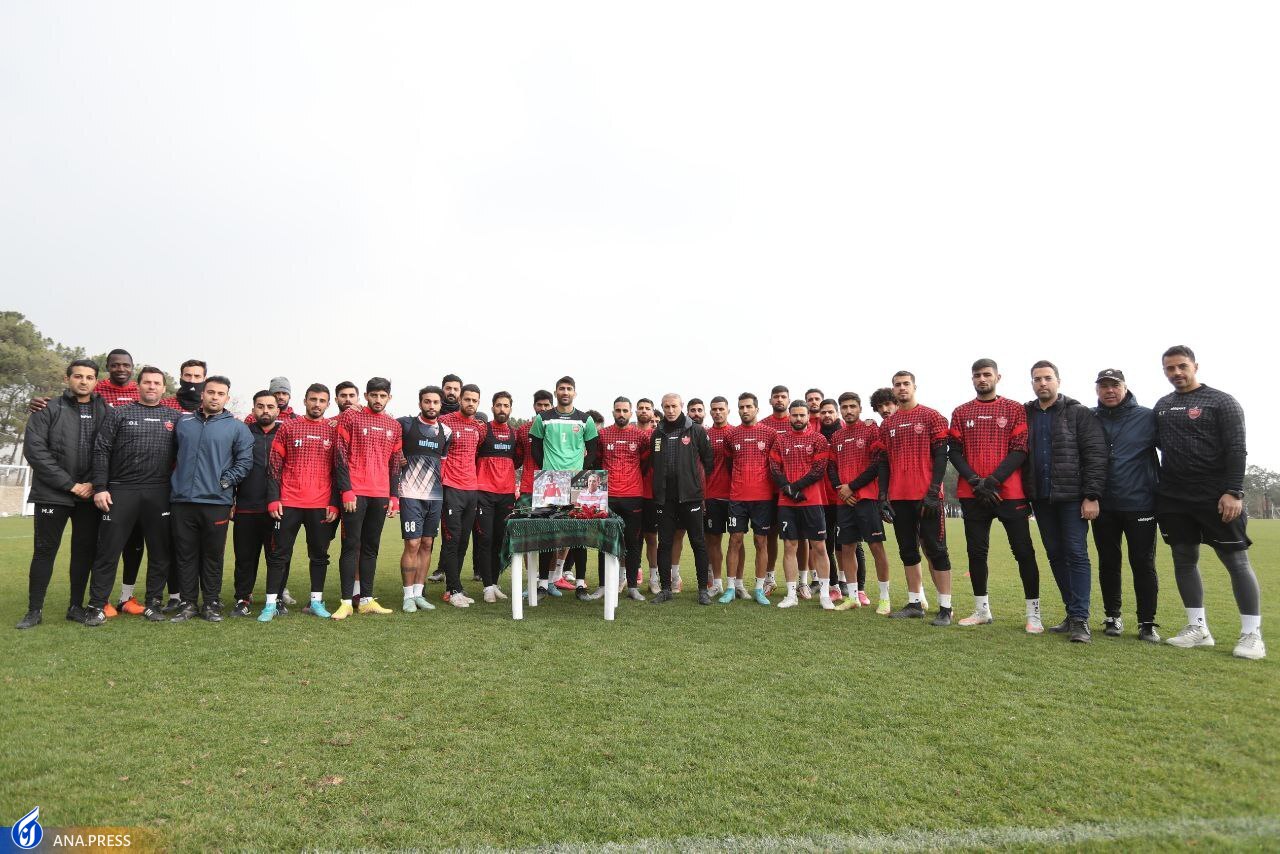 ادای احترام پرسپولیسیها به دو پیشکسوت فقید فوتبال+تصاویر ادای احترام پرسپولیسیها به دو پیشکسوت فقید فوتبال+تصاویر