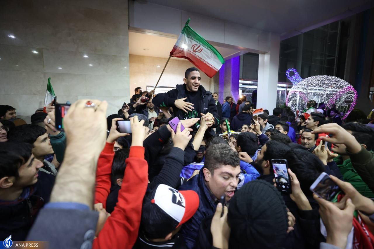 استقبال گسترده از اعضای تیم ملی کشتی در فرودگاه+ تصاویر استقبال گسترده از اعضای تیم ملی کشتی در فرودگاه+ تصاویر