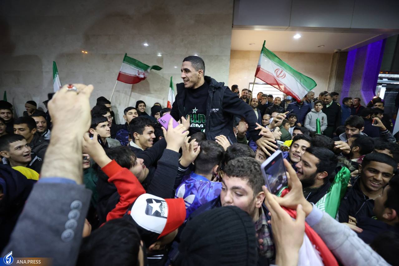 استقبال گسترده از اعضای تیم ملی کشتی در فرودگاه+ تصاویر