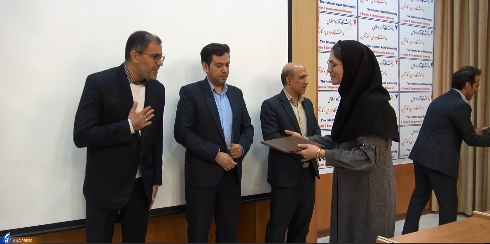 تجلیل از ۲۸ پژوهشگر در دانشگاه آزاد شهرکرد تجلیل از ۲۸ پژوهشگر در دانشگاه آزاد شهرکرد