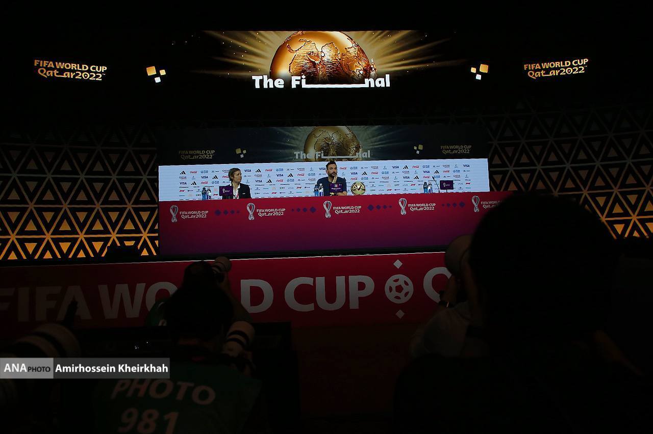 گزارش تصویری از نشست خبری سرمربی و کاپیتان تیم ملی فرانسه برای فینال جام جهانی گزارش تصویری از نشست خبری سرمربی و کاپیتان تیم ملی فرانسه برای فینال جام جهانی