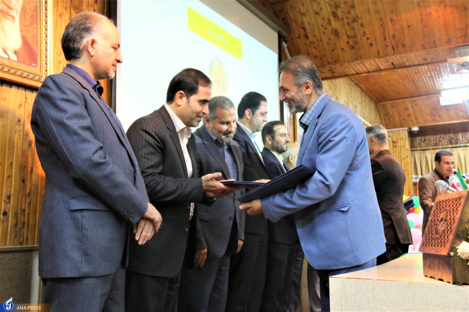 عقد قرارداد ۶ طرح تحقیقاتی برون‌دانشگاهی در ۵ ماه