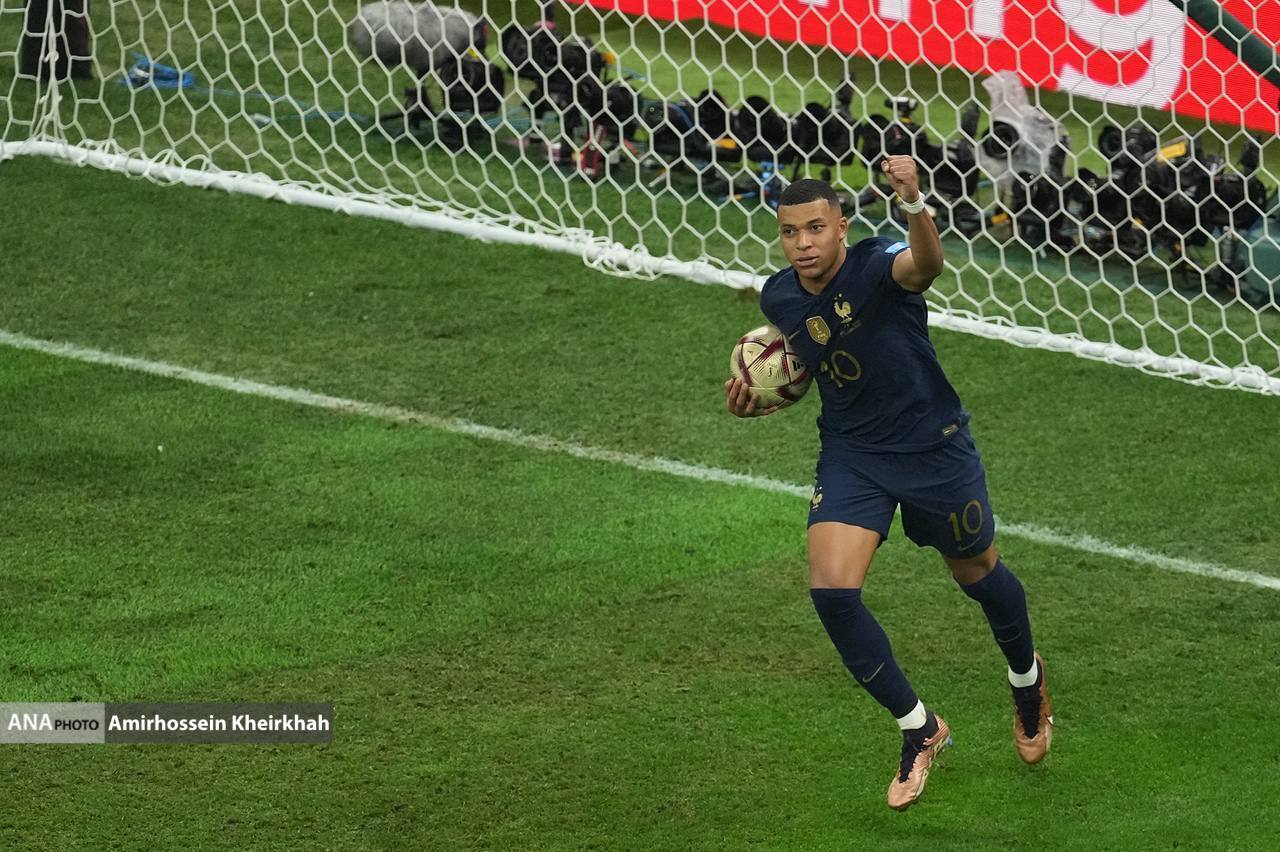 مشت های گره کرده امباپه بعد از دو بار گلزنی+تصاویر مشت های گره کرده امباپه بعد از دو بار گلزنی+تصاویر