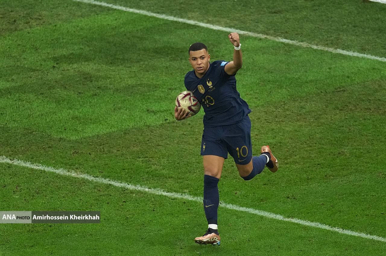 مشت های گره کرده امباپه بعد از دو بار گلزنی+تصاویر مشت های گره کرده امباپه بعد از دو بار گلزنی+تصاویر