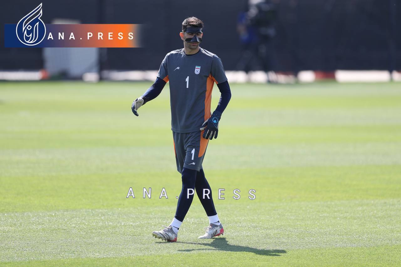 بیرانوند همه را سورپرایز کرد/حضور یک غیرفوتبالی در تمرین تیم ملی بیرانوند همه را سورپرایز کرد/حضور یک غیرفوتبالی در تمرین تیم ملی
