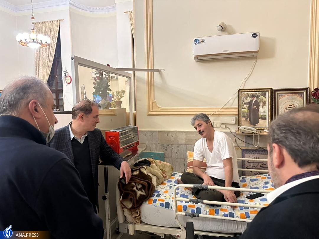 درویش تماشاگر دربی در کنار استقلالی‌‌ها و پرسپولیسی‌ها+تصاویر