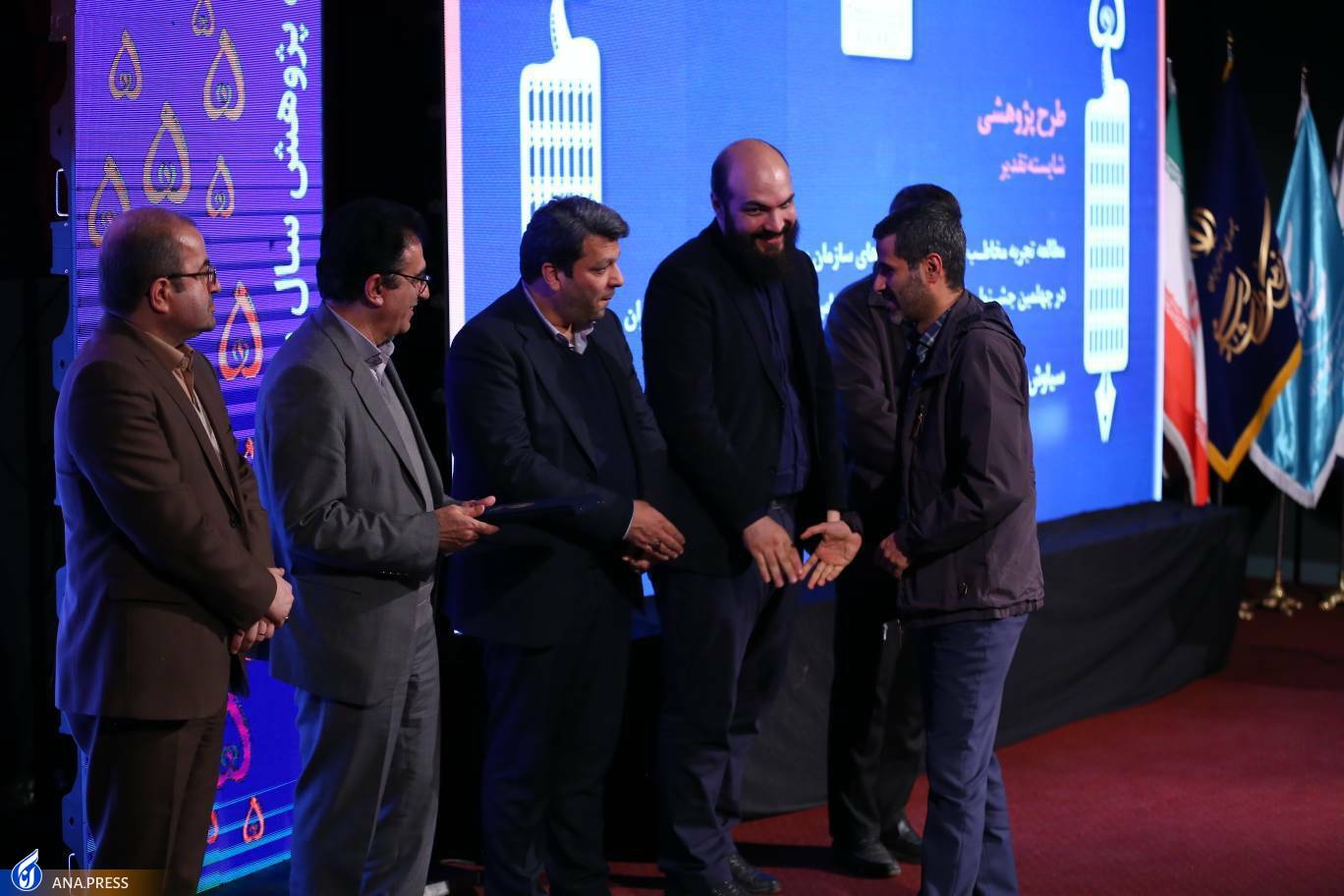 تقدیر از برگزیدگان پنجمین جایزه پژوهش سال سینمای ایران تقدیر از برگزیدگان پنجمین جایزه پژوهش سال سینمای ایران