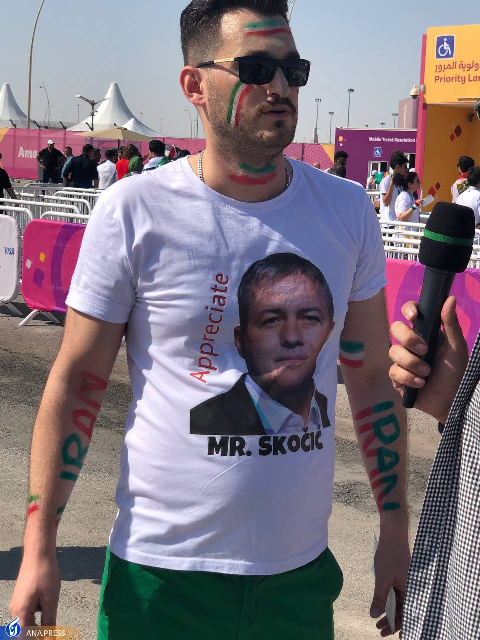 پاسخ محکم هواداران تیم ملی فوتبال به شیطنت یک خبرنگار+ ویدیو