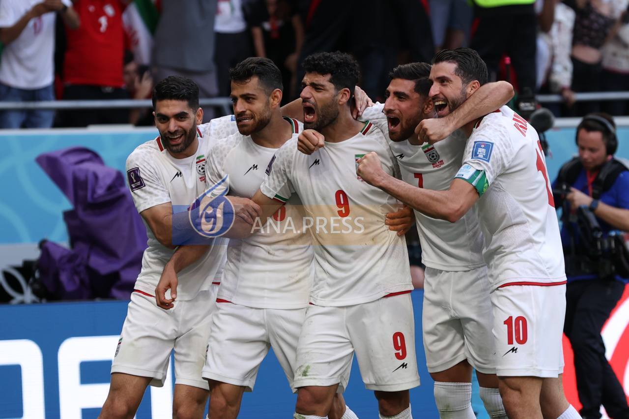 لحظه ای که بغض یک تیم شکست+ عکس لحظه ای که بغض یک تیم شکست+ عکس