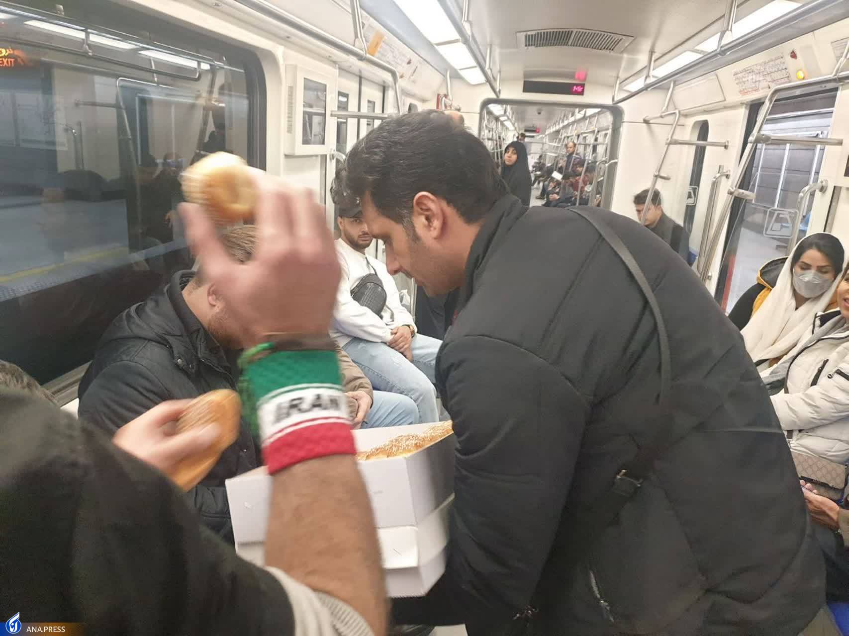 شادی مردم از پیروزی تیم‌ ملی و پخش‌شیرینی در متروی تهران