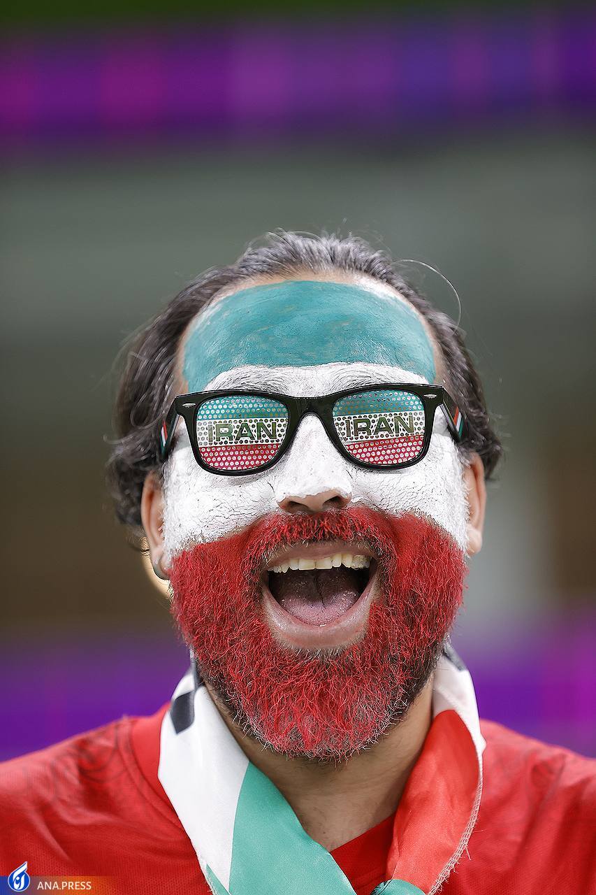 هوادار ایرانی با لباس ناصر حجازی در ورزشگاه+ تصاویر هوادار ایرانی با لباس ناصر حجازی در ورزشگاه+ تصاویر