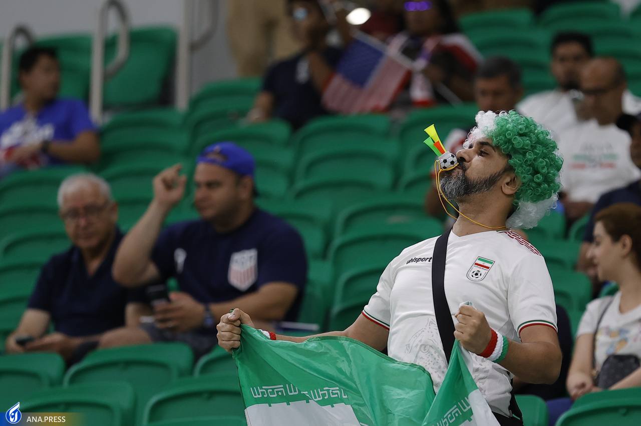 هوادار ایرانی با لباس ناصر حجازی در ورزشگاه+ تصاویر هوادار ایرانی با لباس ناصر حجازی در ورزشگاه+ تصاویر