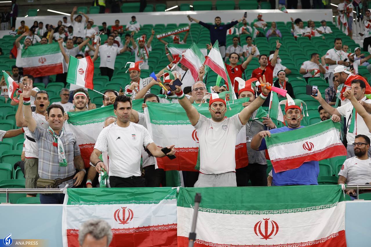 هوادار ایرانی با لباس ناصر حجازی در ورزشگاه+ تصاویر