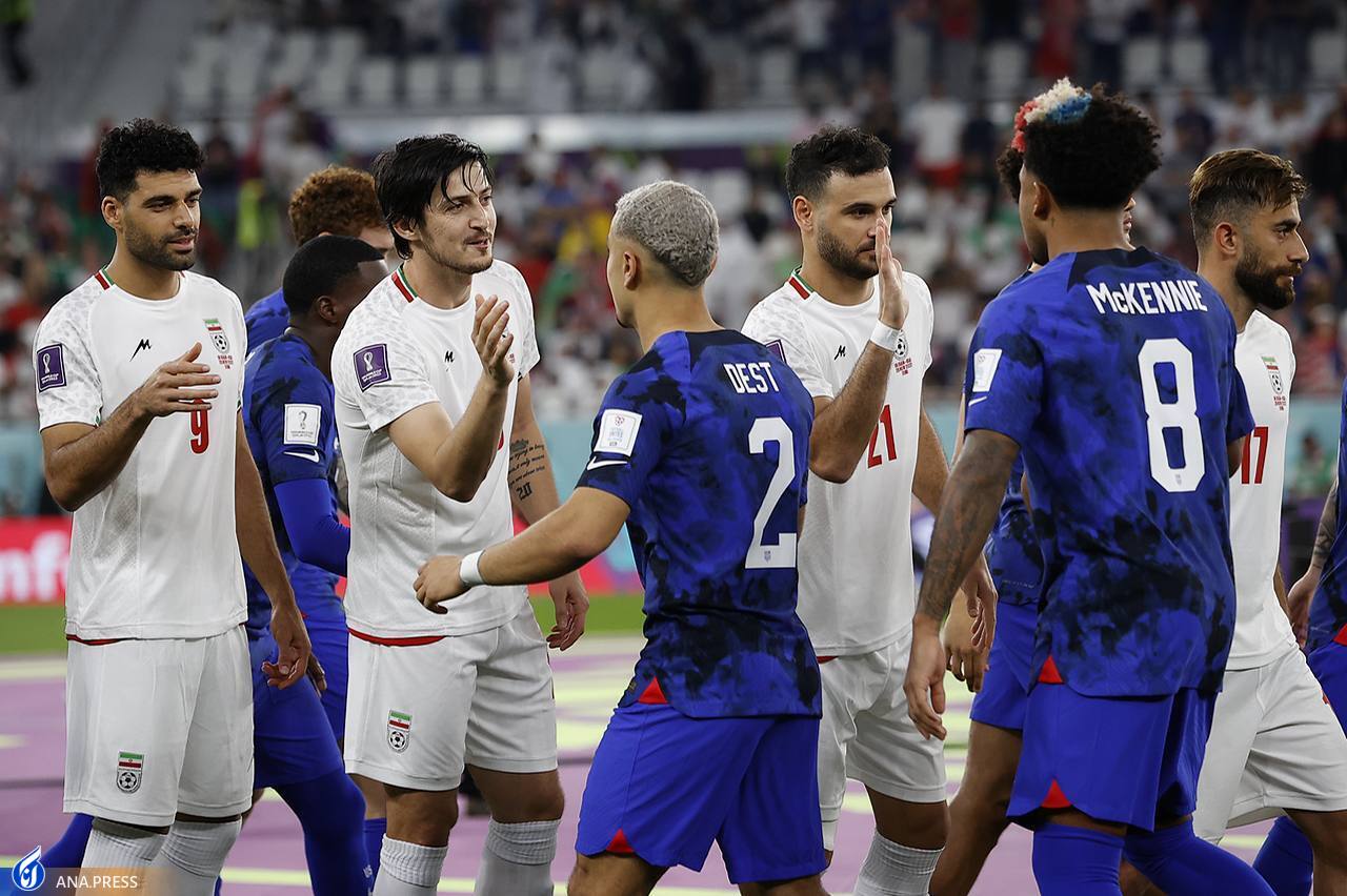 خوش و بش بازیکنان با آمریکاییها و ژست خنده کیروش مقابل دوربینها خوش و بش بازیکنان با آمریکاییها و ژست خنده کیروش مقابل دوربینها