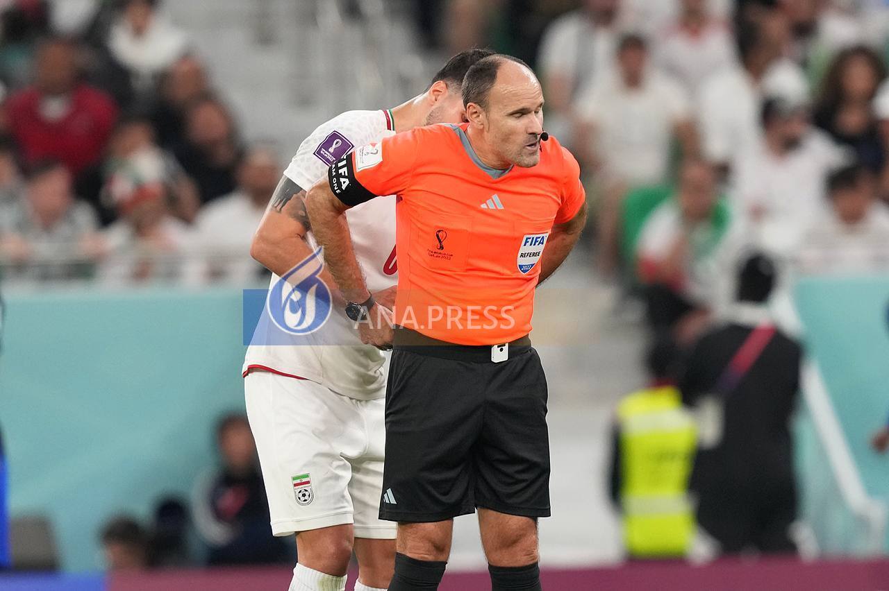 کمک عزت‌الهی به داور مسابقه در جریان بازی + تصاویر